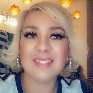 Meet your Posher, Adela